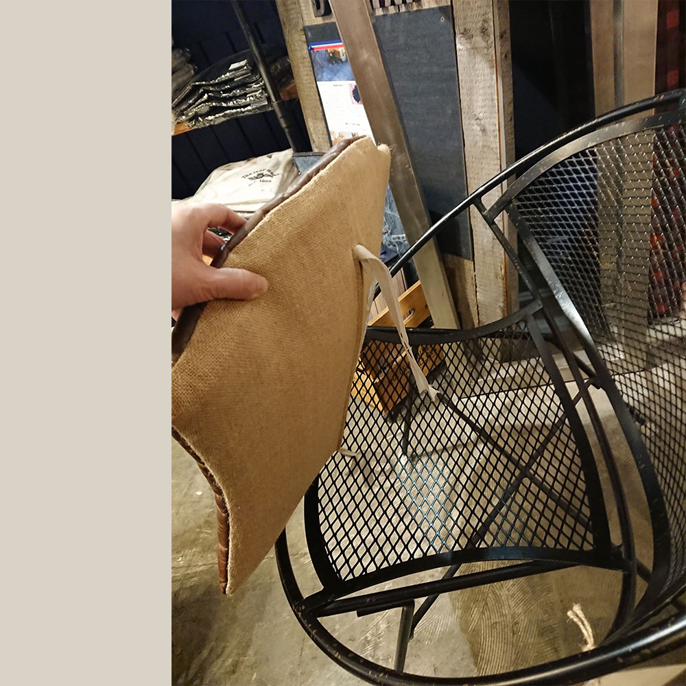 ｼｰﾄｸｯｼｮﾝの裏に紐がついてます。動かない様にできます。