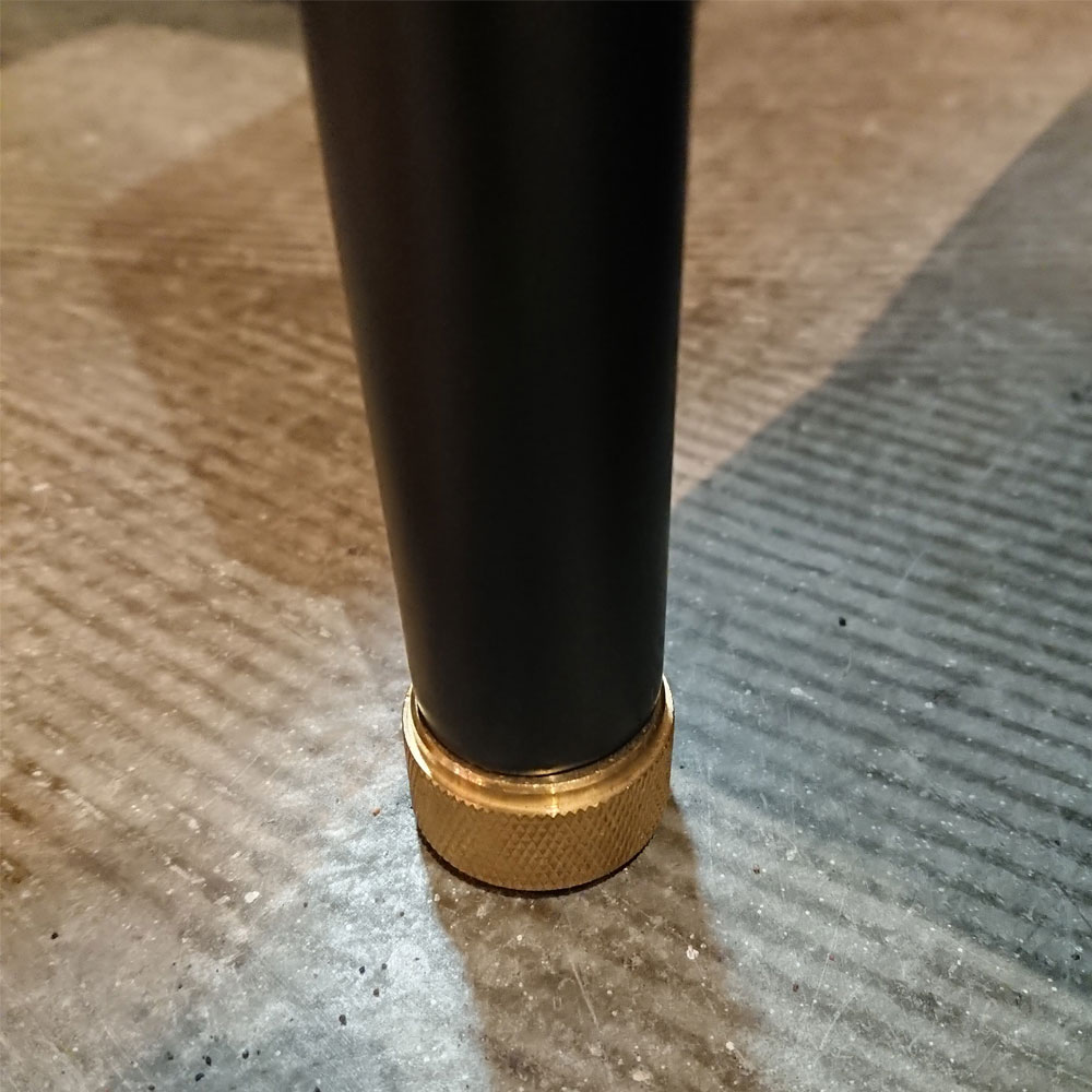 脚：真鍮アジャスター